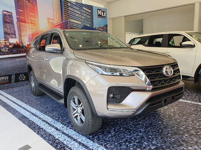 Fortuner 2.7AT 4x4 máy xăng 2 cầu số tự động